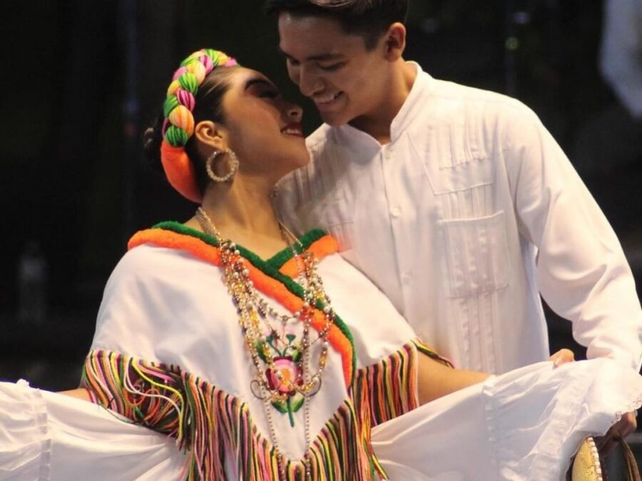 Cantos y bailes que florecen